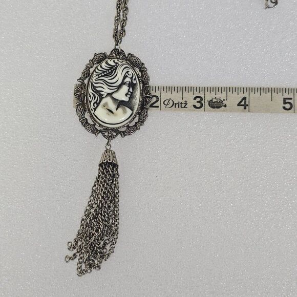1970s Resin Cameo Black White Pendant Necklace Tassel Silver Tone Vintage - Picture 9 of 14